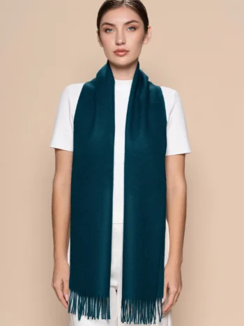 Mujer con bufanda de baby alpaca verde jade