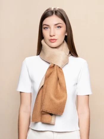 Mujer de frente con bufanda de baby suri alpaca reversible beige y camel