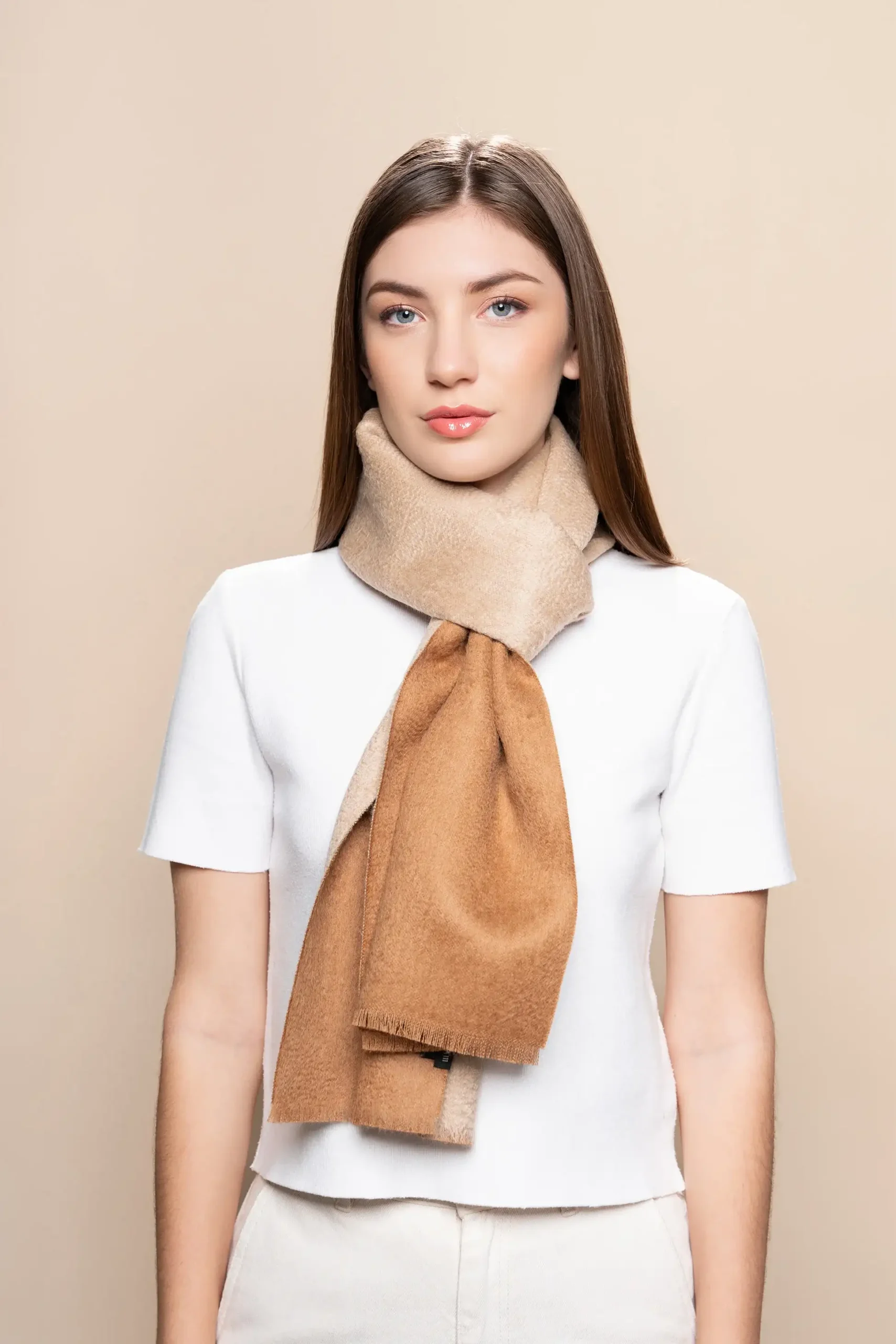 Mujer de frente con bufanda de baby suri alpaca reversible beige y camel