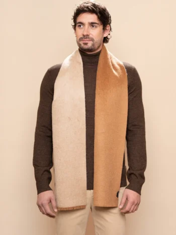 Hombre con bufanda de baby suri alpaca reversible beige y camel