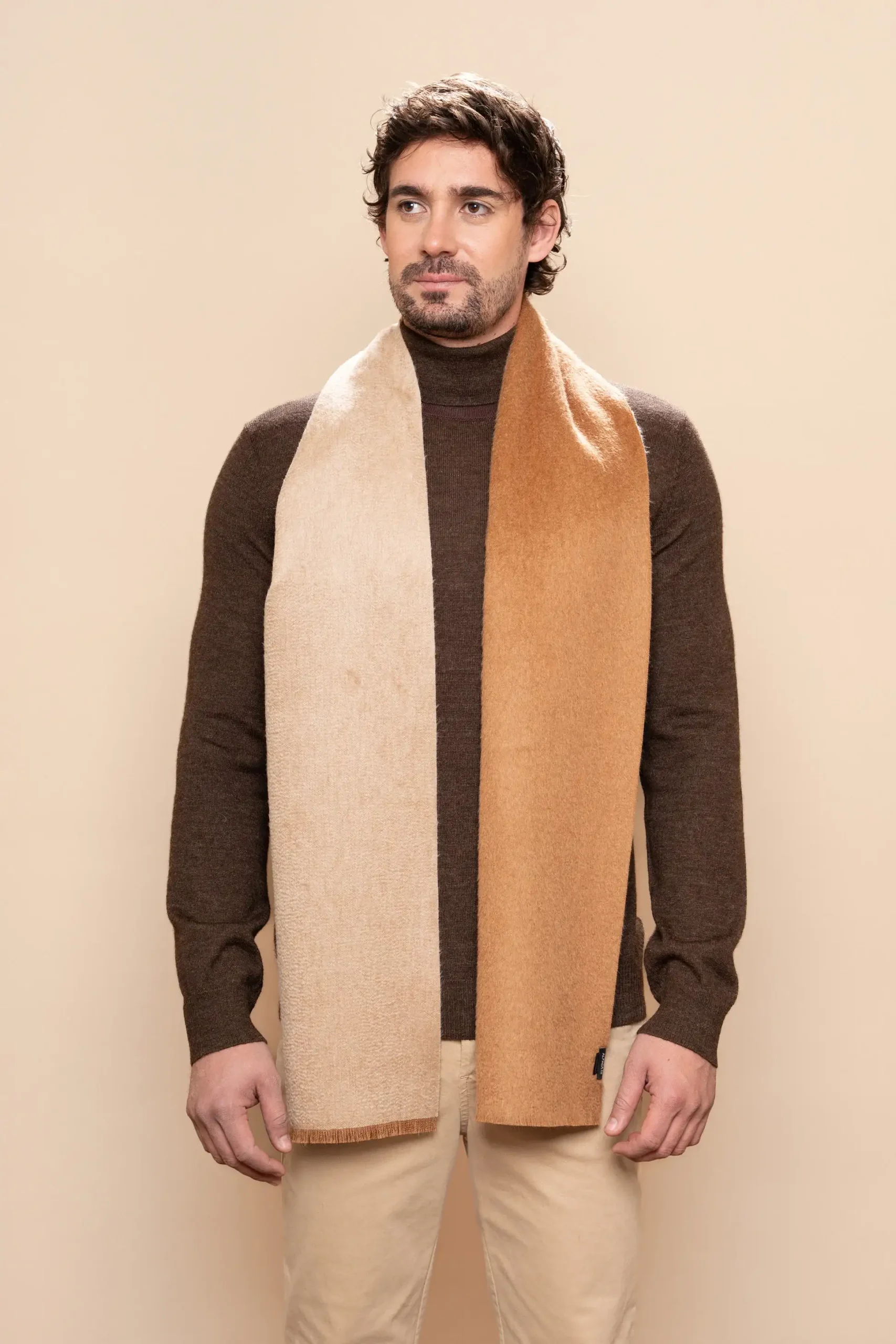 Hombre con bufanda de baby suri alpaca reversible beige y camel