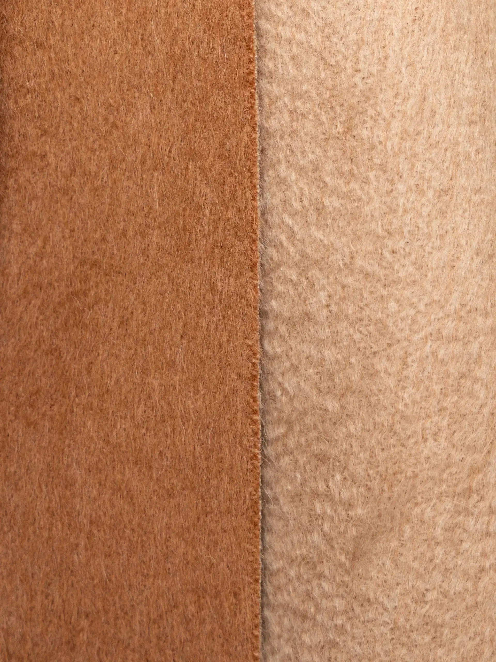 Textura de bufanda de baby suri alpaca reversible beige y camel
