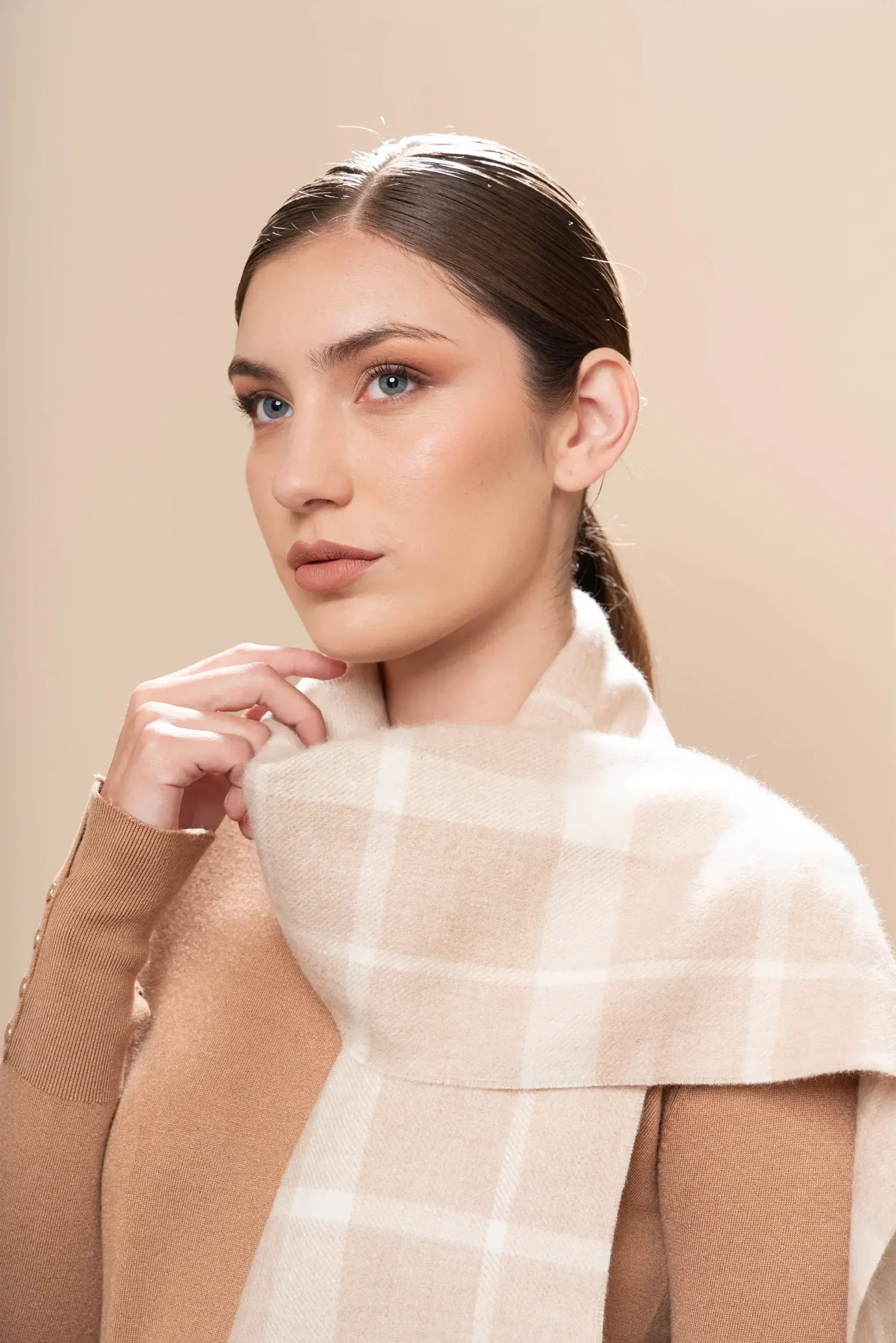 Mujer con bufanda de baby alpaca a cuadros beige y blanco natural