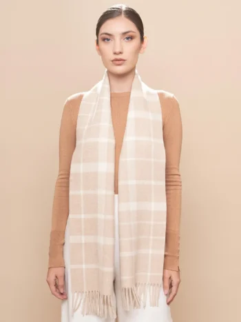 Mujer de frente con bufanda de baby alpaca a cuadros beige y blanco natural