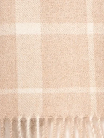 Textura de bufanda de baby alpaca a cuadros beige y blanco natural