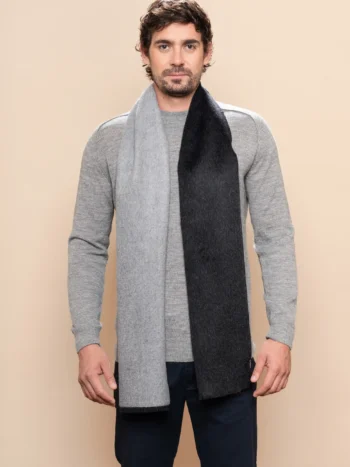 Hombre con bufanda de baby suri alpaca reversible negro y gris