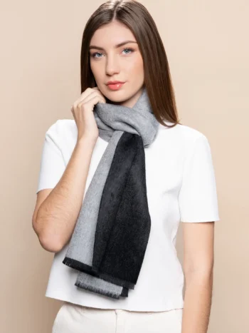 Mujer de frente con bufanda de baby suri alpaca reversible negro y gris