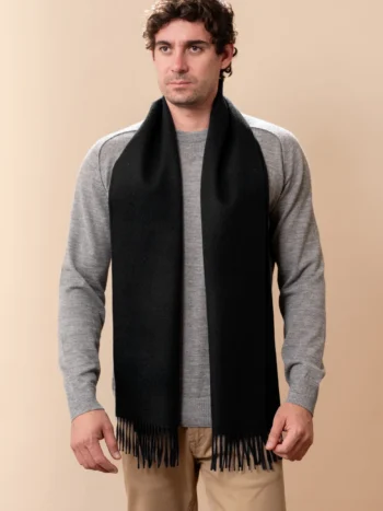 Hombre con bufanda de baby alpaca negro
