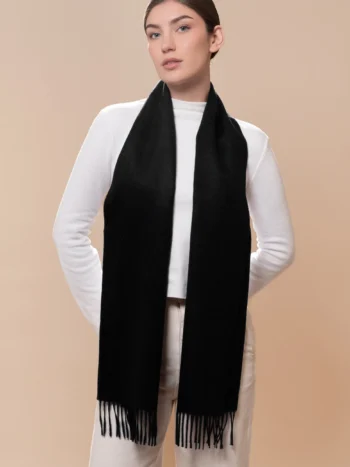 Mujer con bufanda de baby alpaca azul marino