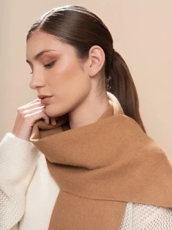 Mujer con bufanda de baby alpaca camel natural