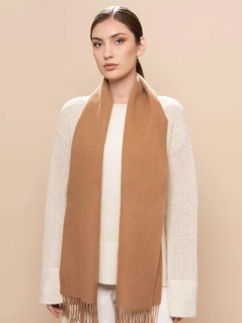 Mujer de frente con bufanda de baby alpaca camel natural
