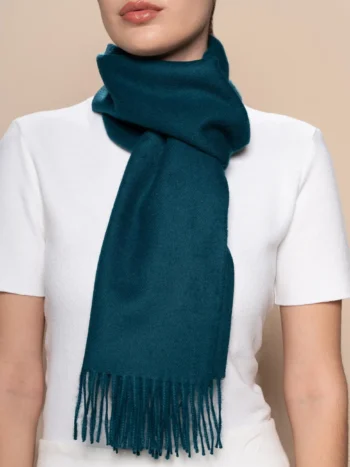 Mujer de frente con bufanda de baby alpaca verde jade
