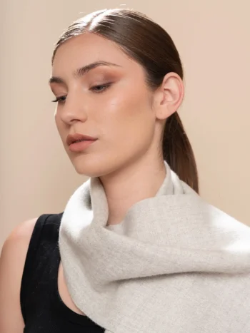 Mujer con bufanda de baby alpaca gris claro natural