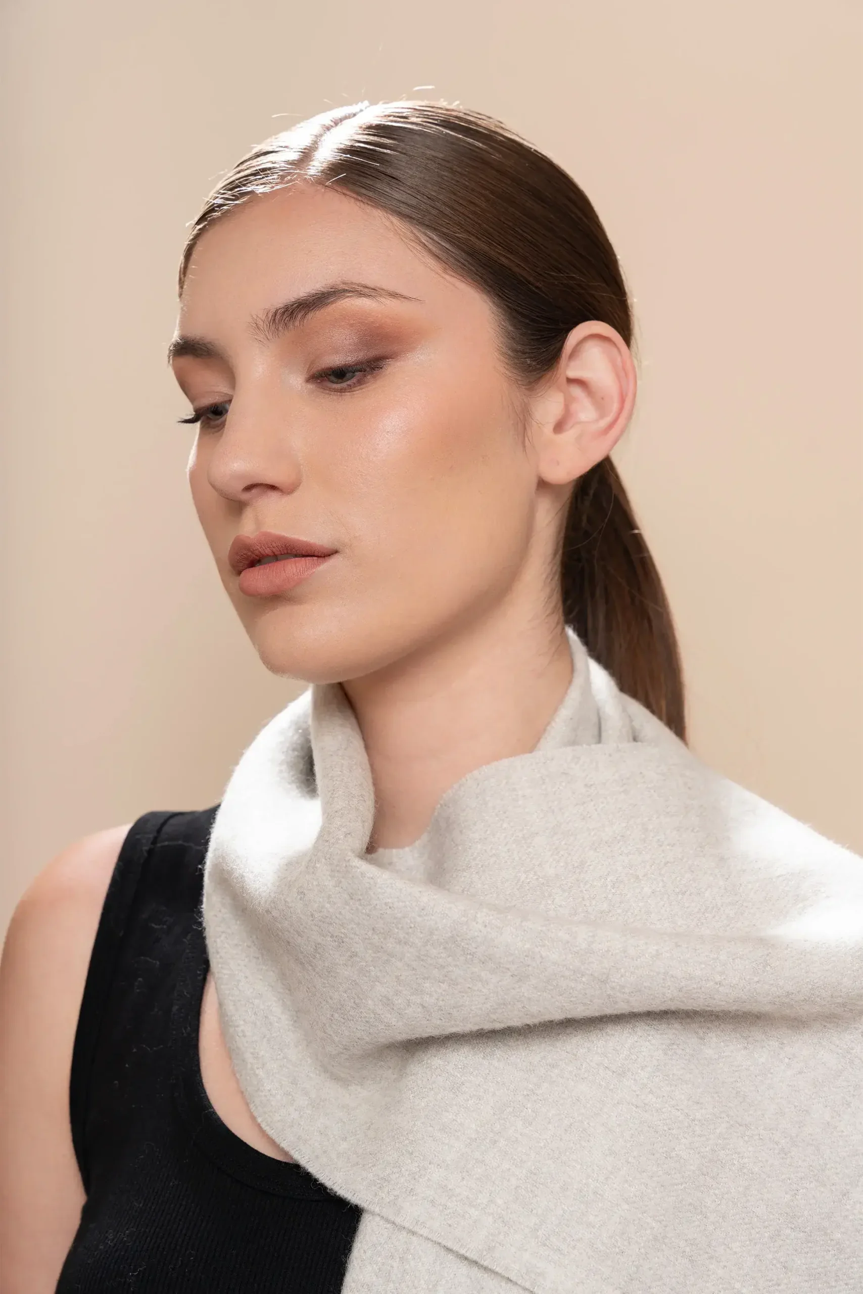 Mujer con bufanda de baby alpaca gris claro natural