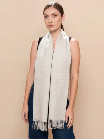Mujer de frente con bufanda de baby alpaca gris claro natural