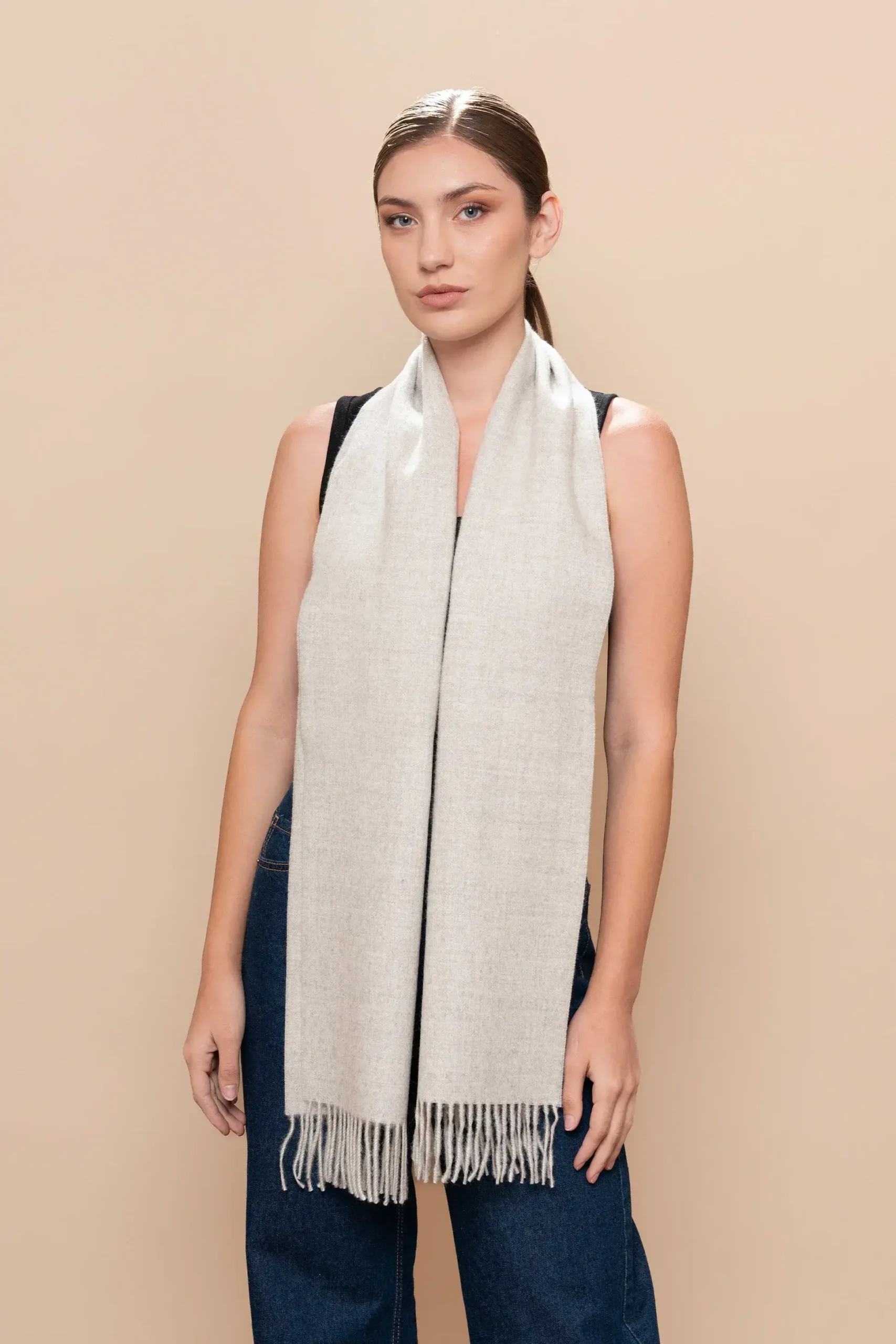 Mujer de frente con bufanda de baby alpaca gris claro natural