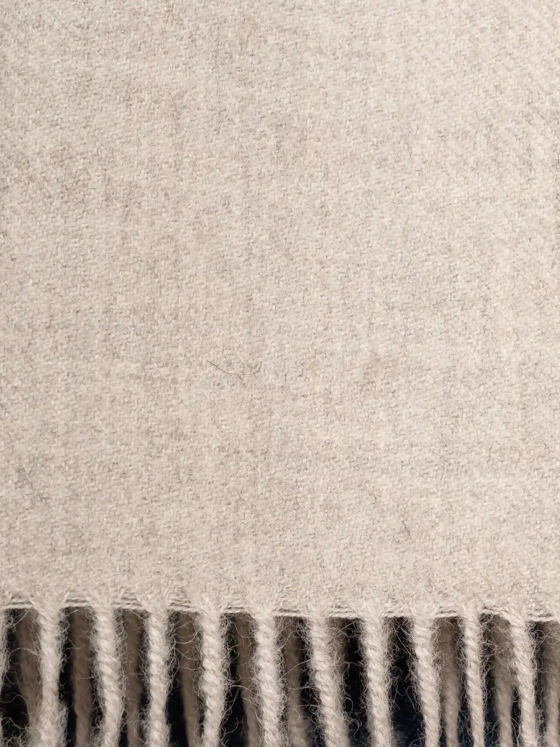 Textura de bufanda de baby alpaca gris claro natural