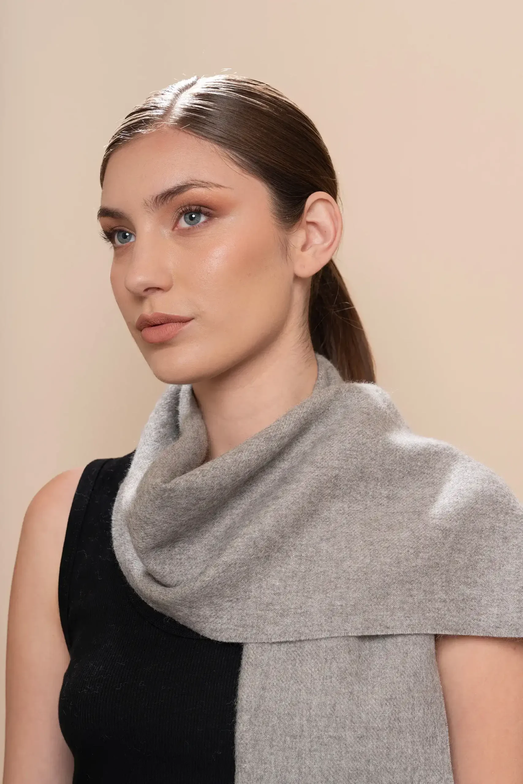 Mujer con bufanda de baby alpaca gris natural