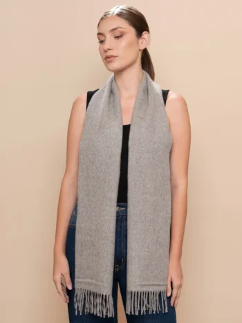 Mujer de frente con bufanda de baby alpaca gris natural