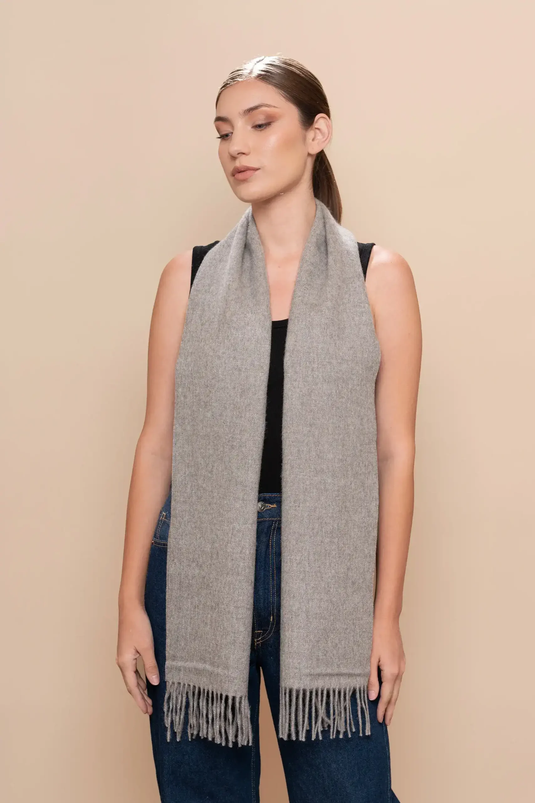 Mujer de frente con bufanda de baby alpaca gris natural