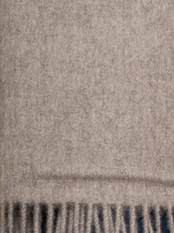 Textura de bufanda de baby alpaca gris natural