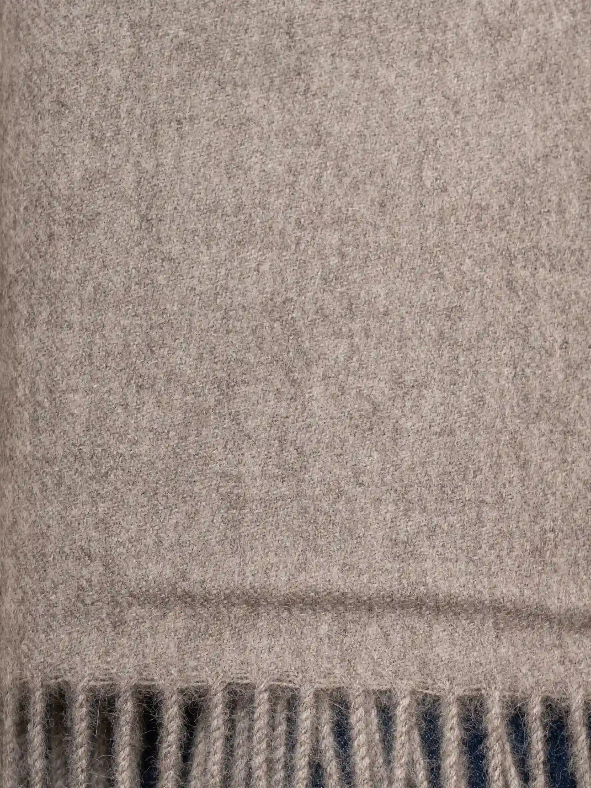 Textura de bufanda de baby alpaca gris natural
