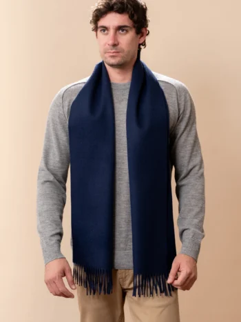 Hombre con bufanda de baby alpaca azul marino