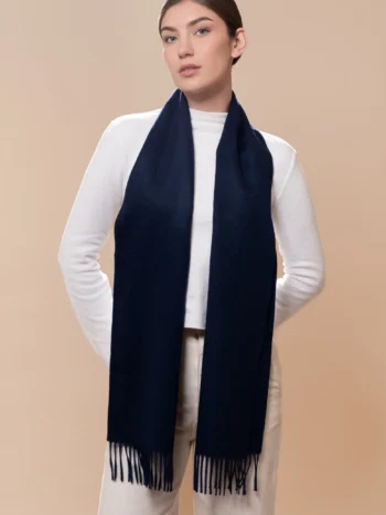 Mujer con bufanda de baby alpaca azul marino
