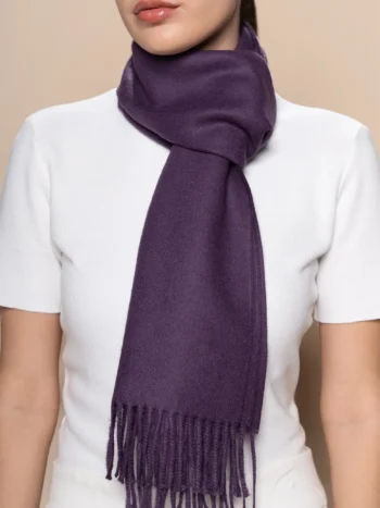 Mujer de frente con bufanda de baby alpaca morado