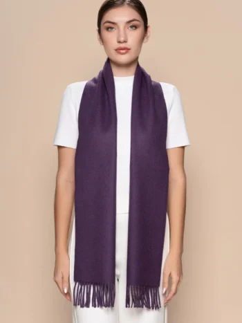 Mujer con bufanda de baby alpaca morado