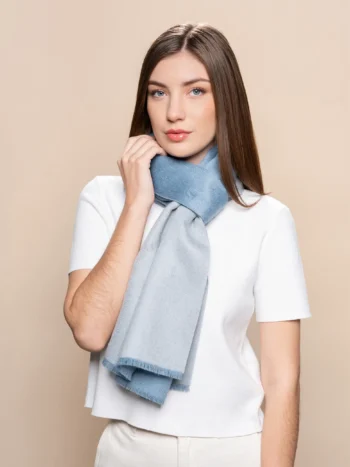 Mujer de frente con bufanda de baby suri alpaca reversible gris y acero