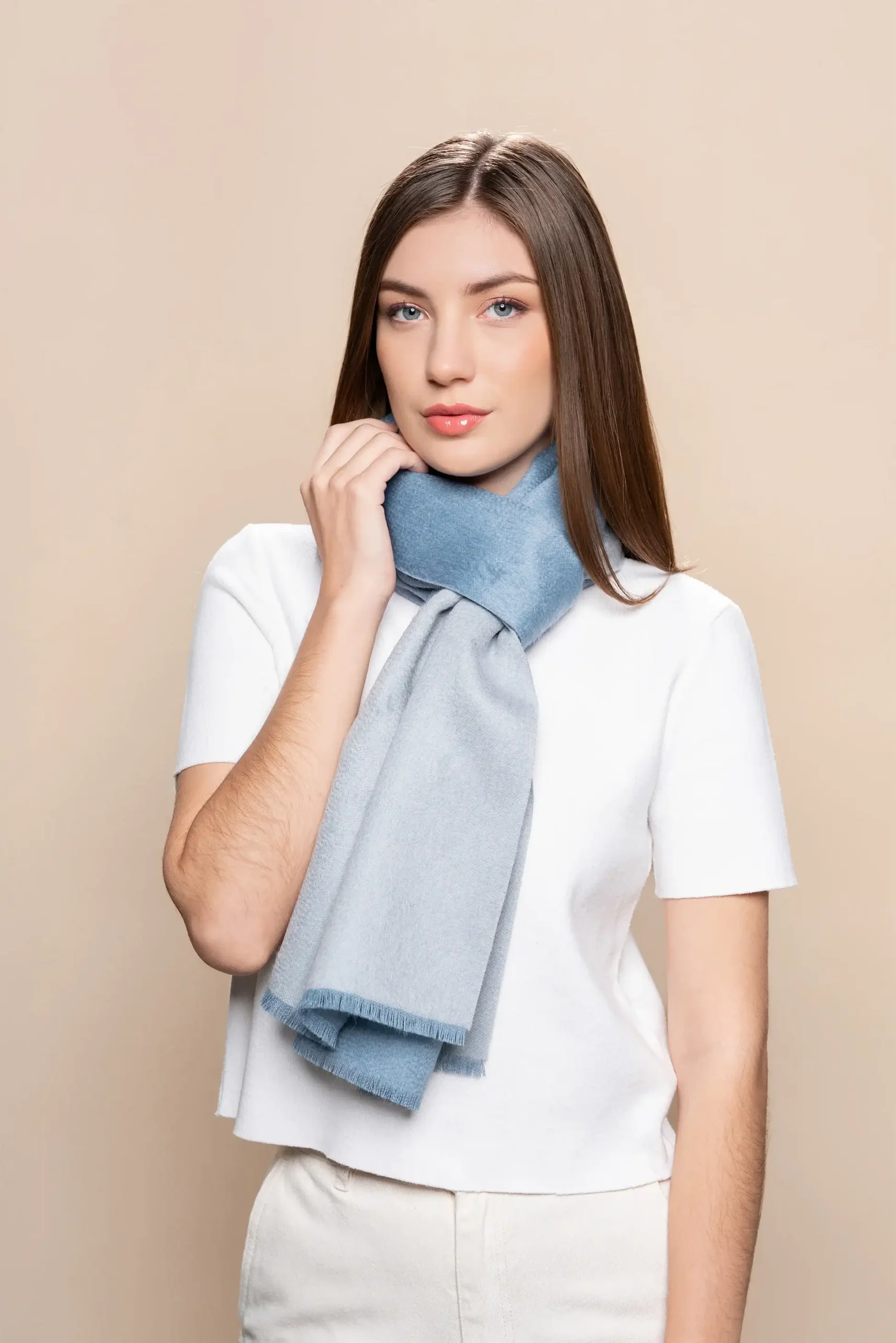 Mujer de frente con bufanda de baby suri alpaca reversible gris y acero