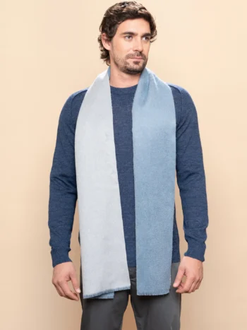 Hombre con bufanda de baby suri alpaca reversible gris y acero