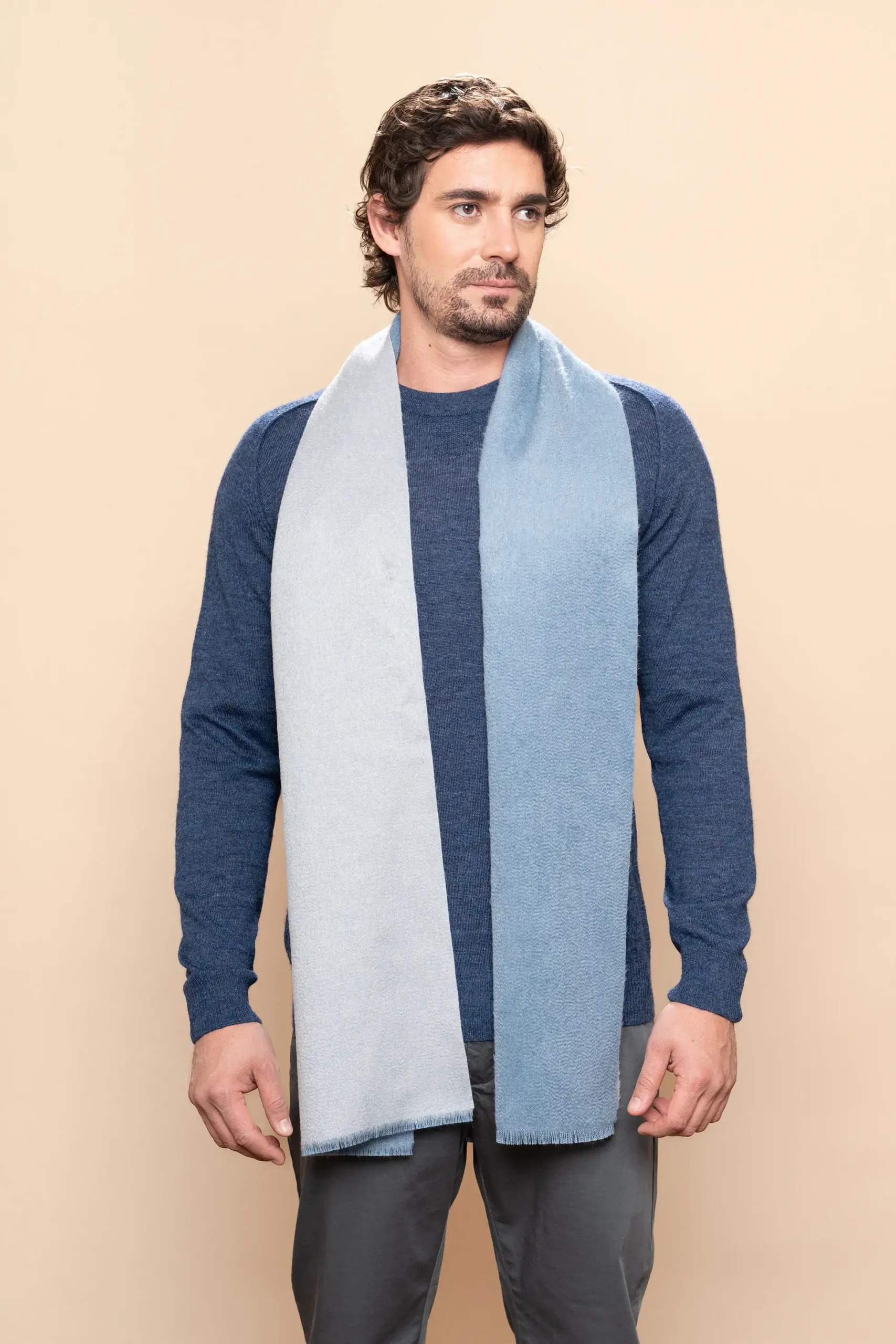 Hombre con bufanda de baby suri alpaca reversible gris y acero