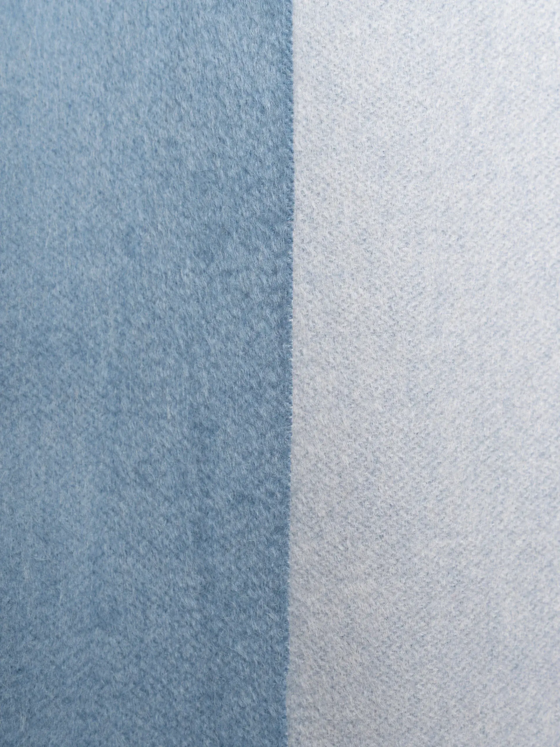 Textura de bufanda de baby suri alpaca reversible gris y acero