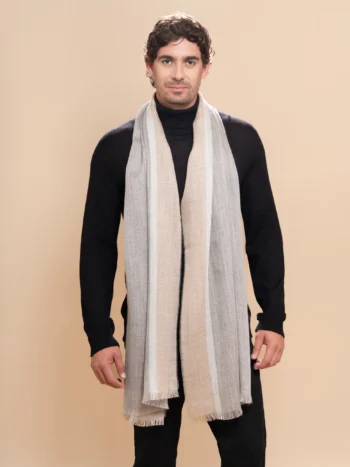 Hombre con chal de baby alpaca color gris y beige natural