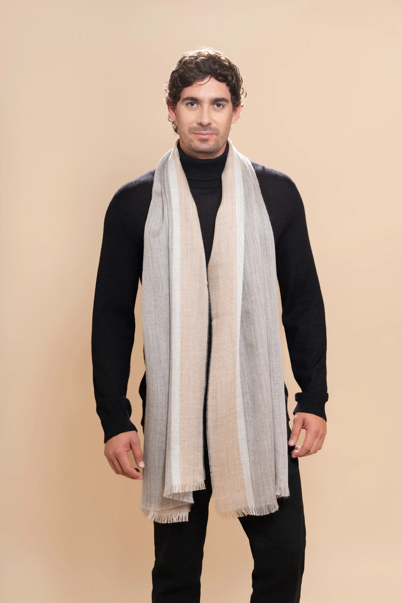 Hombre con chal de baby alpaca color gris y beige natural