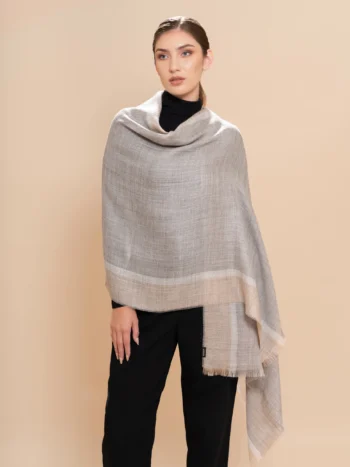 Mujer con chal de baby alpaca color gris y beige natural