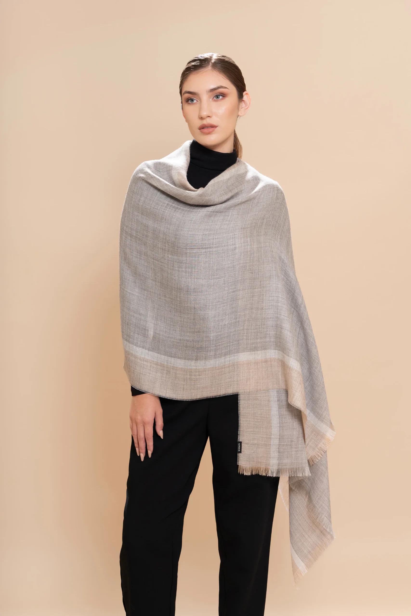 Mujer con chal de baby alpaca color gris y beige natural