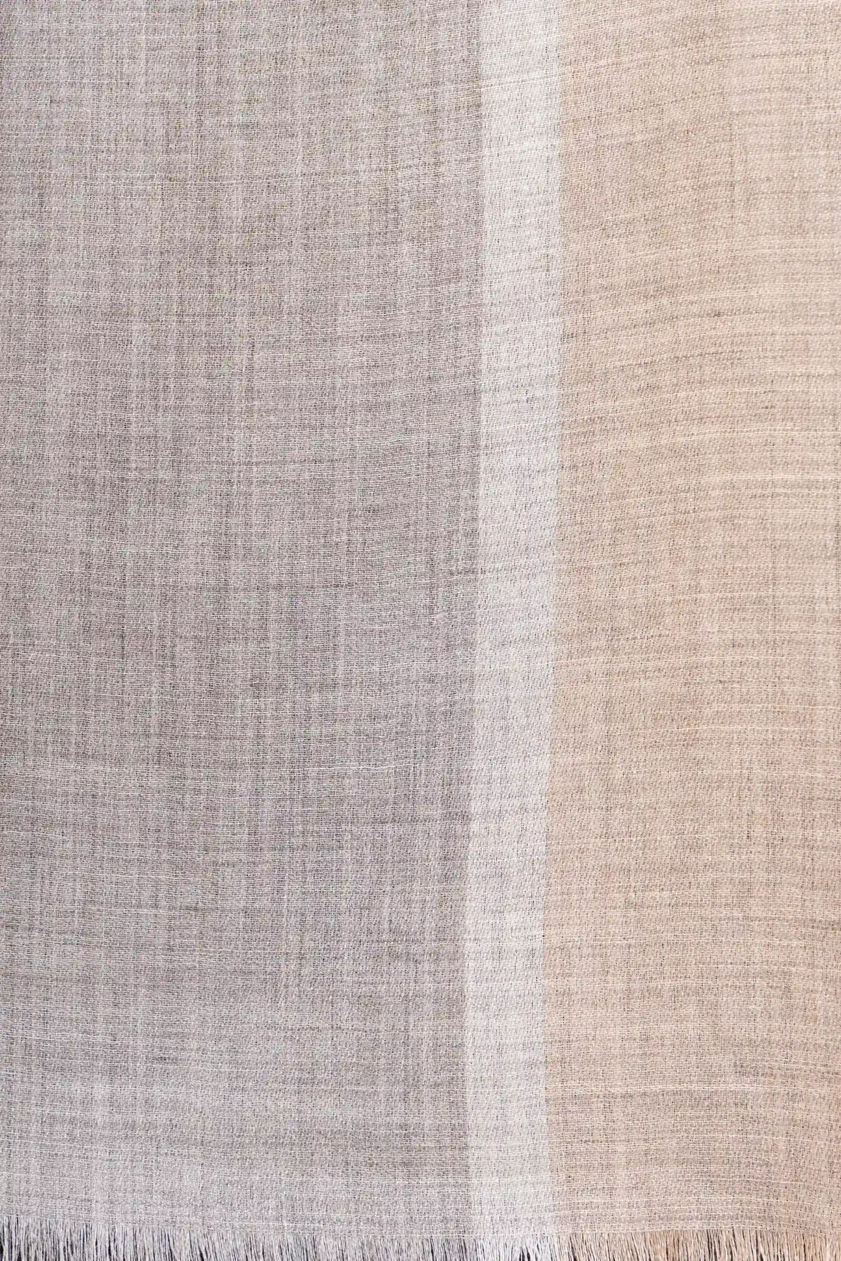 Textura de chal de baby alpaca color gris y beige natural