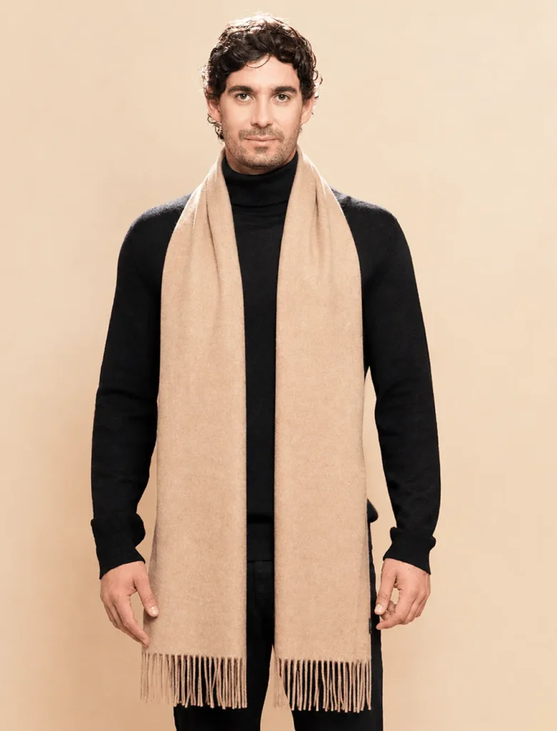 Hombre con bufanda de baby alpaca en beige natural