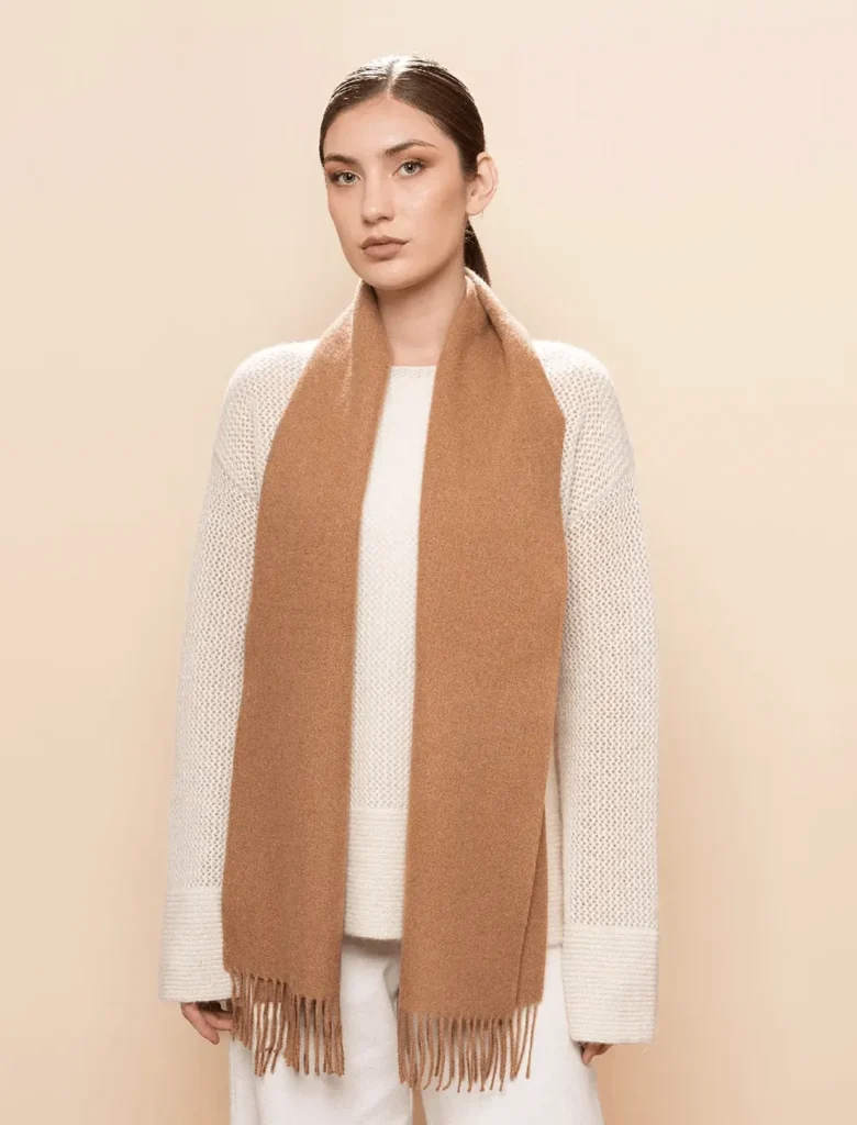 Mujer con bufanda de baby alpaca en camel natural