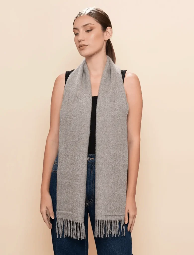 Mujer con bufanda de baby alpaca en gris natural