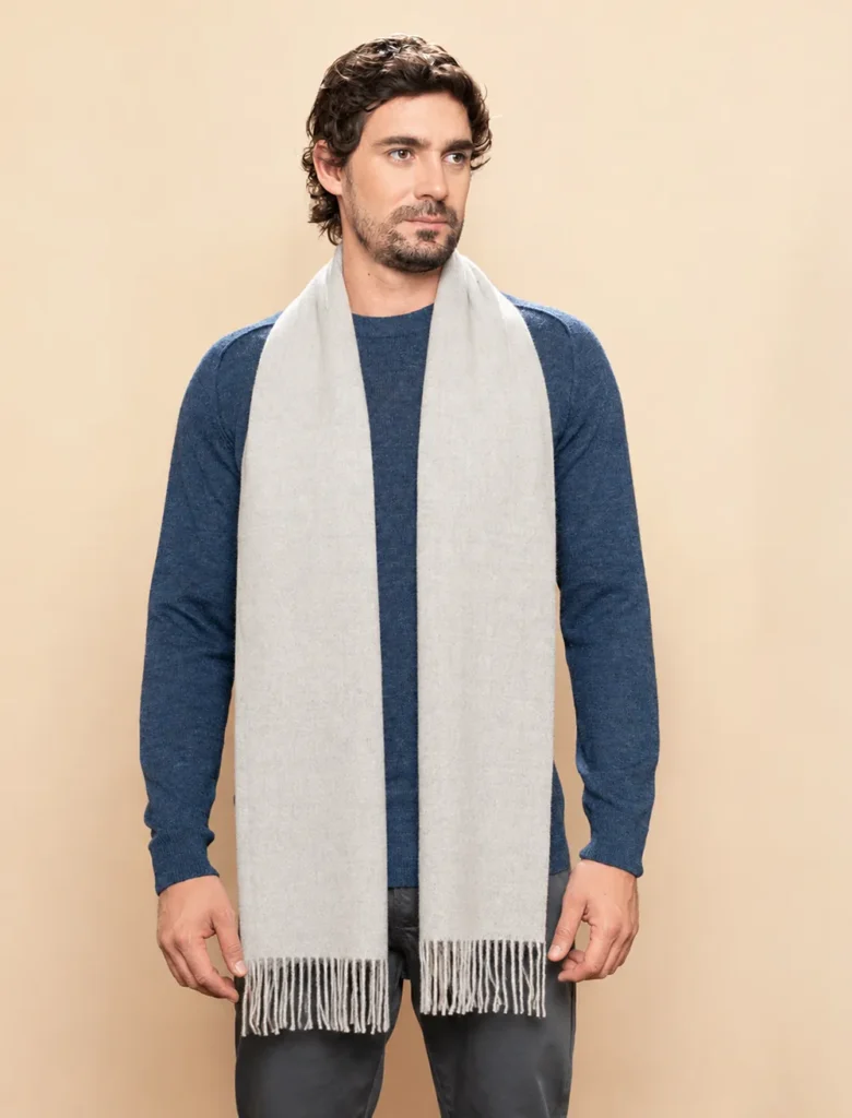 Hombre con bufanda de baby alpaca en gris claro natural