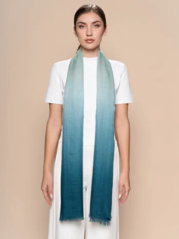 mujer con chal de baby alpaca color verde jade