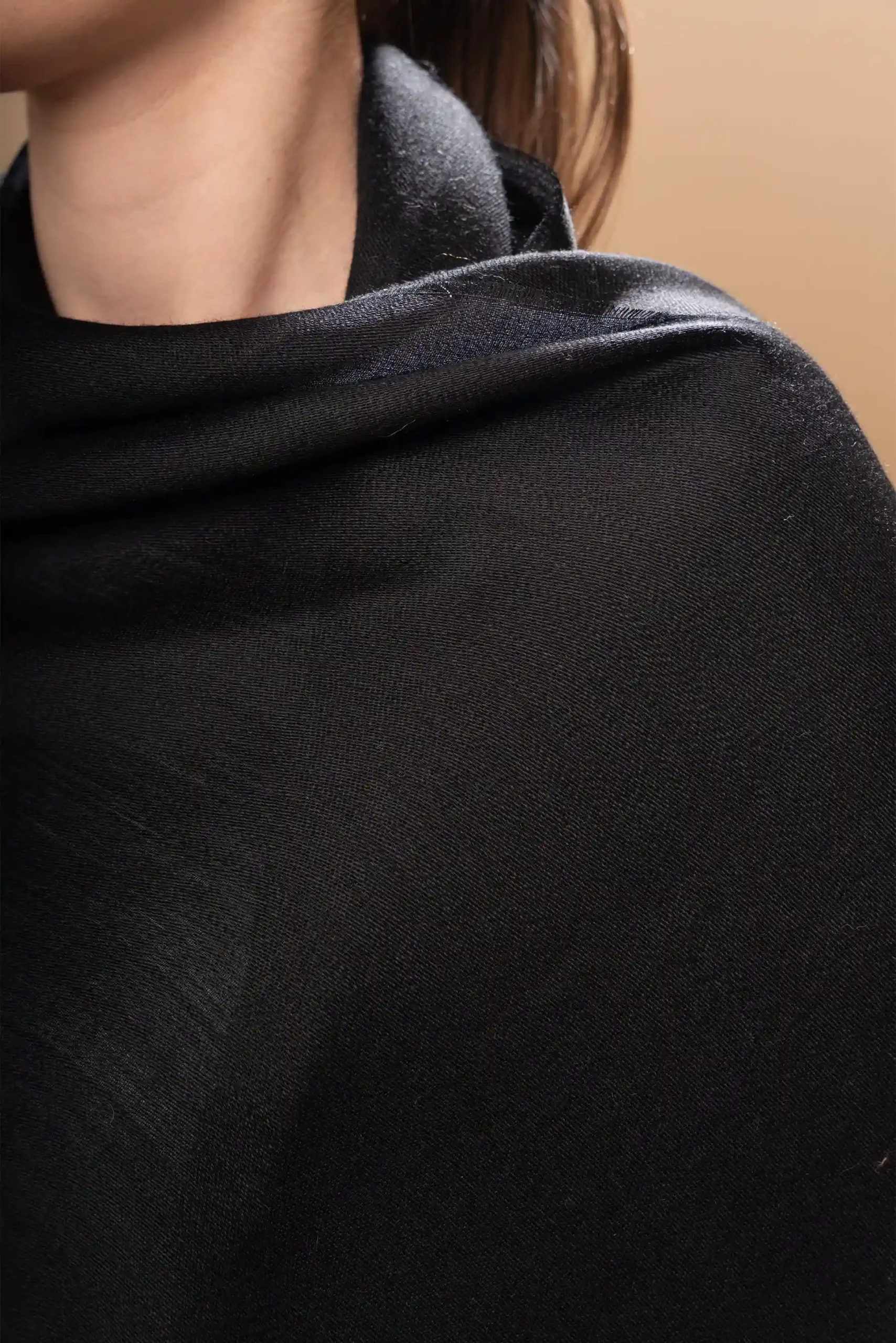 Detalle de chal de baby alpaca en negro