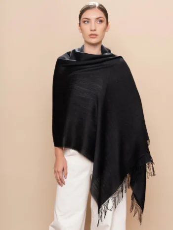 Mujer con chal en el hombro de baby alpaca en negro