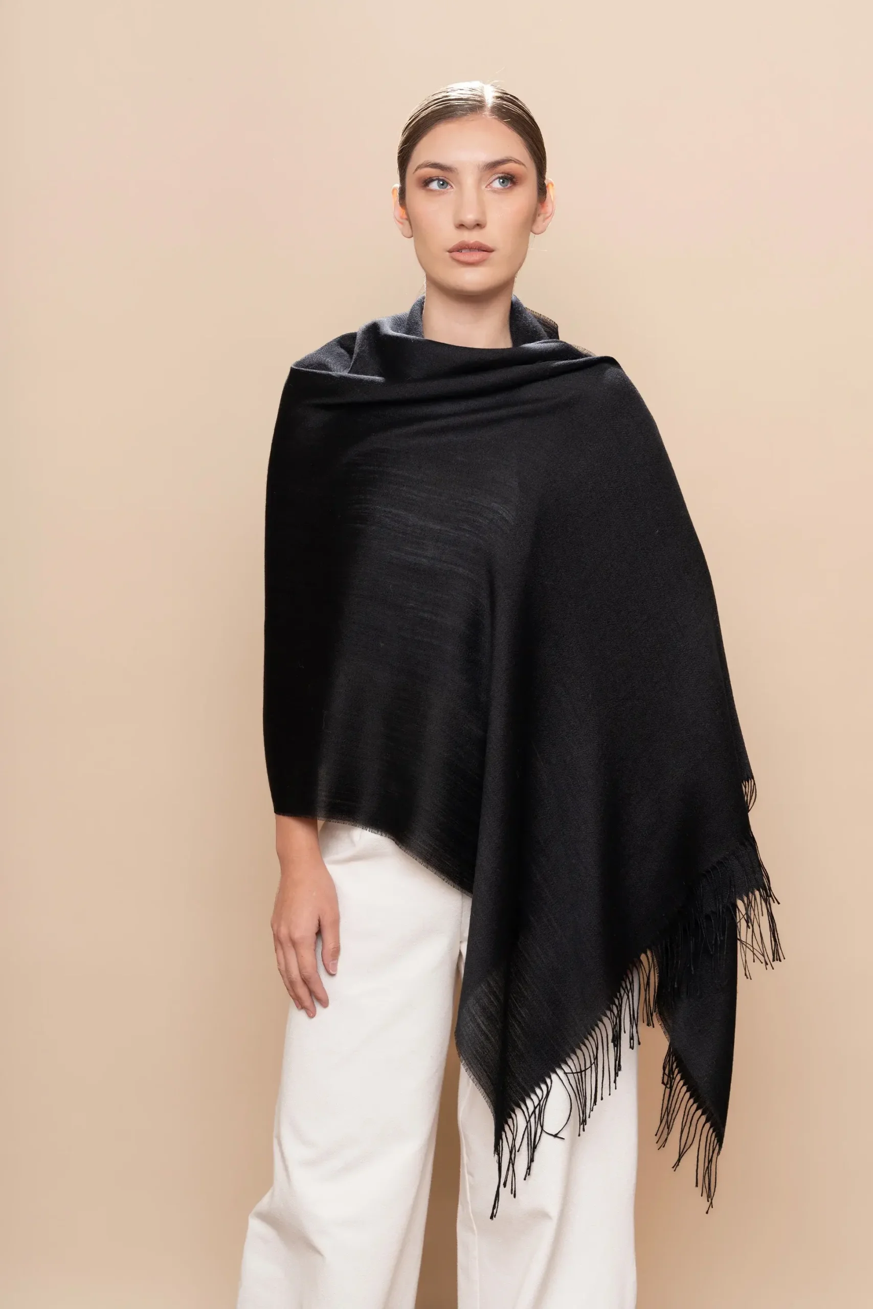 Mujer con chal en el hombro de baby alpaca en negro