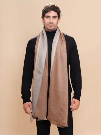 hombre con chal de baby alpaca marrón y gris natural