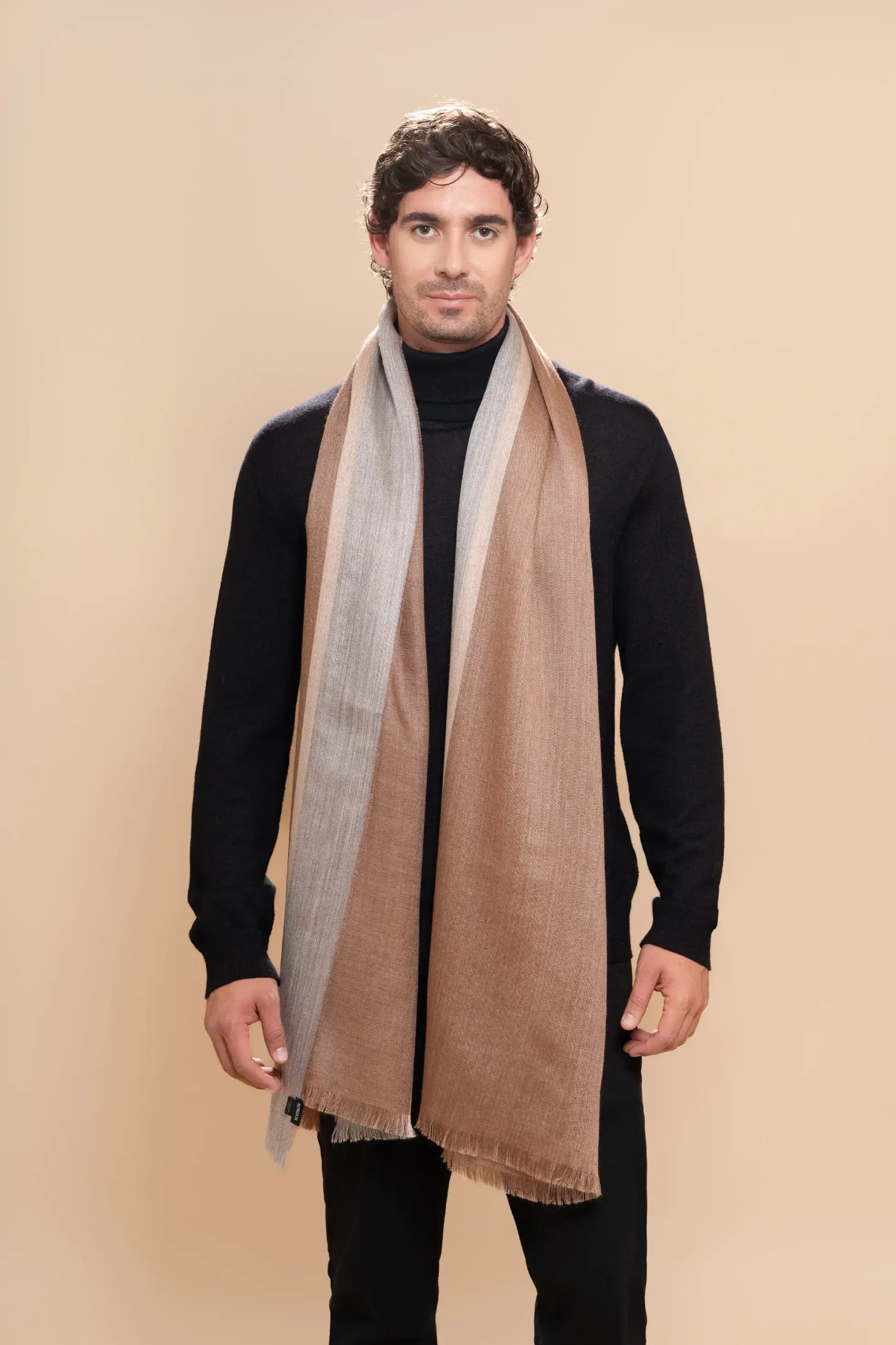 hombre con chal de baby alpaca marrón y gris natural